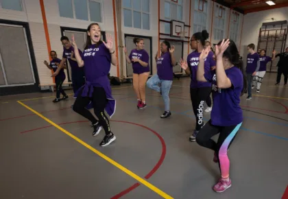 Groep meiden aan het dansen in de balletschool
